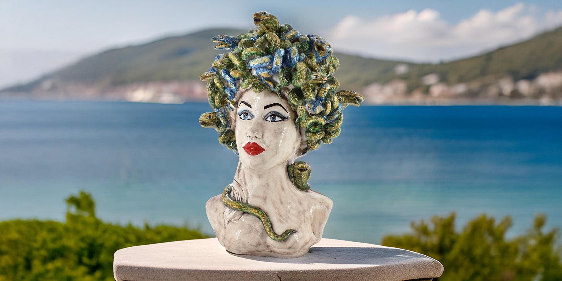 Busto in ceramica caltagirone fatti a mano a forma di donna con serpenti, sfondo mare