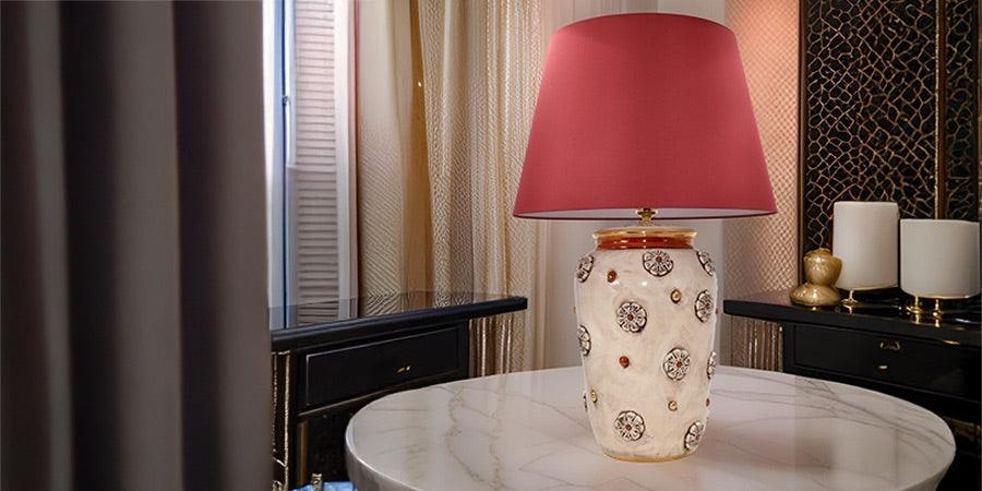 Lampada in ceramica Caltagirone fatti a mano su tavolo in marmo, design elegante e moderno