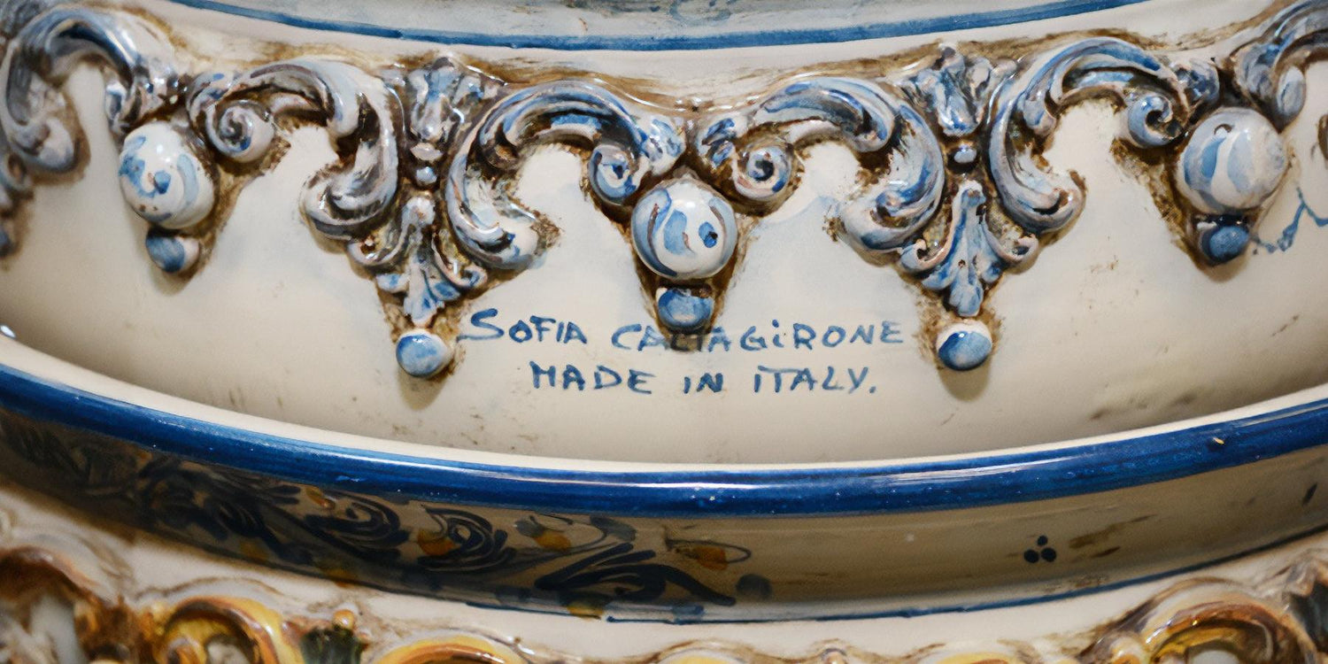 Dettaglio ceramica di Caltagirone fatta a mano con decorazioni blu e scritta Sofia Caltagirone Made in Italy