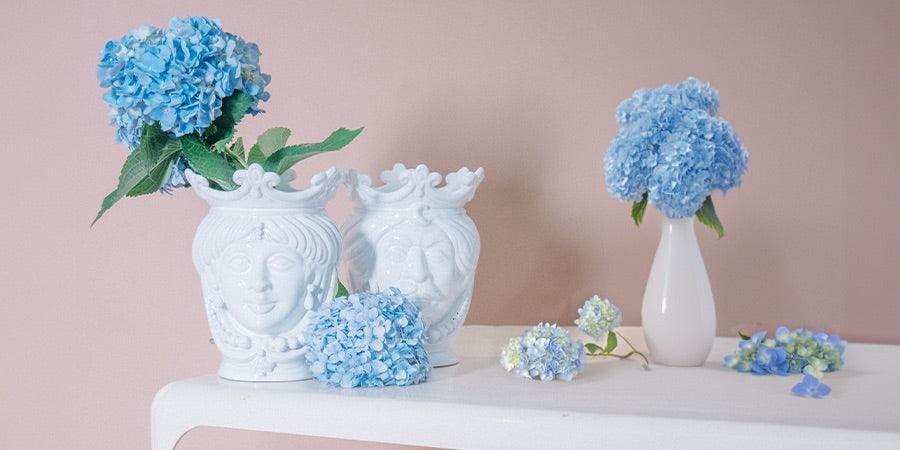 Teste di Moro ceramiche Caltagirone fatti a mano con fiori azzurri su sfondo rosa