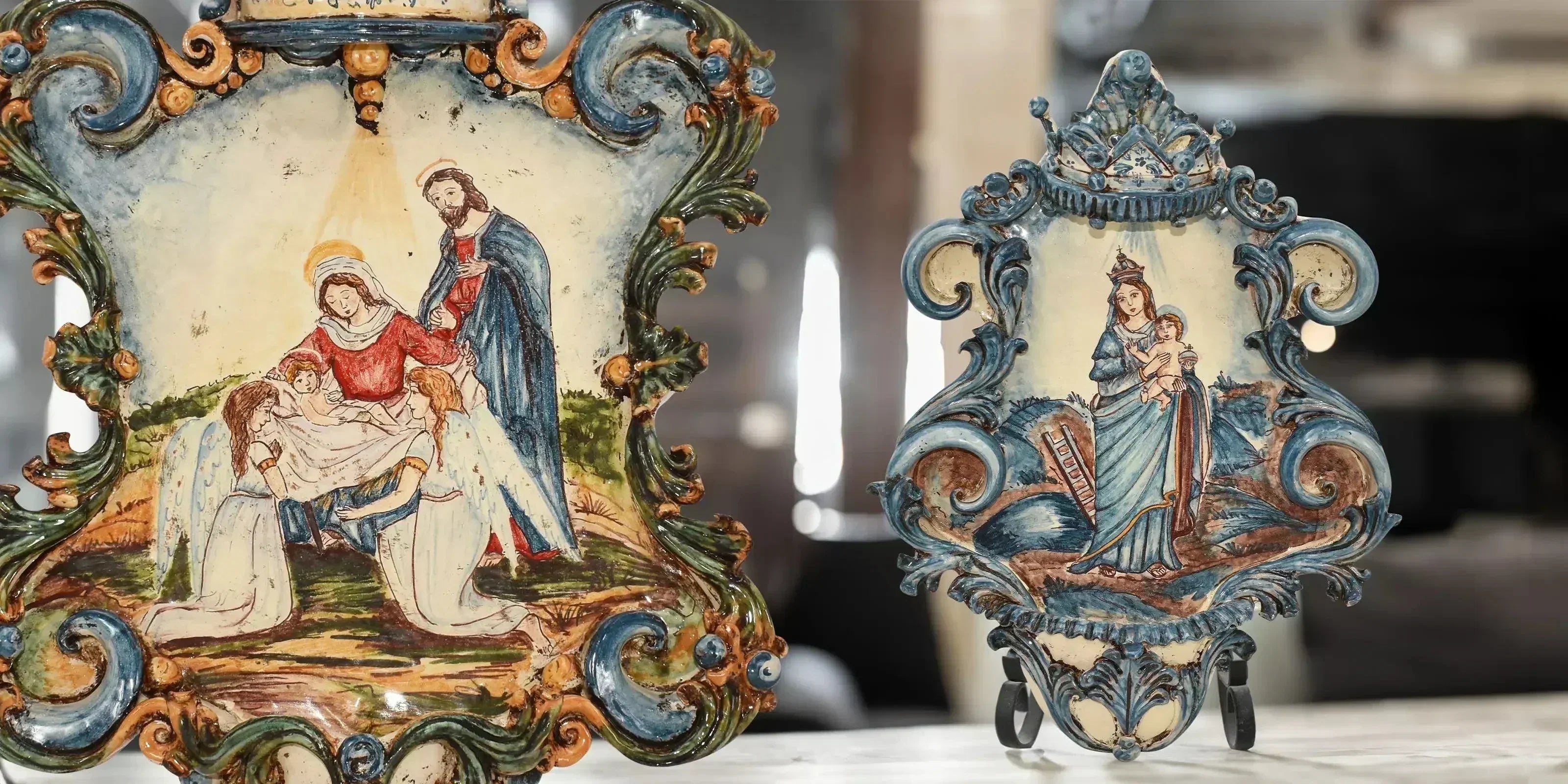 Ceramiche Caltagirone fatti a mano con decorazioni religiose raffiguranti la Madonna e scene sacre