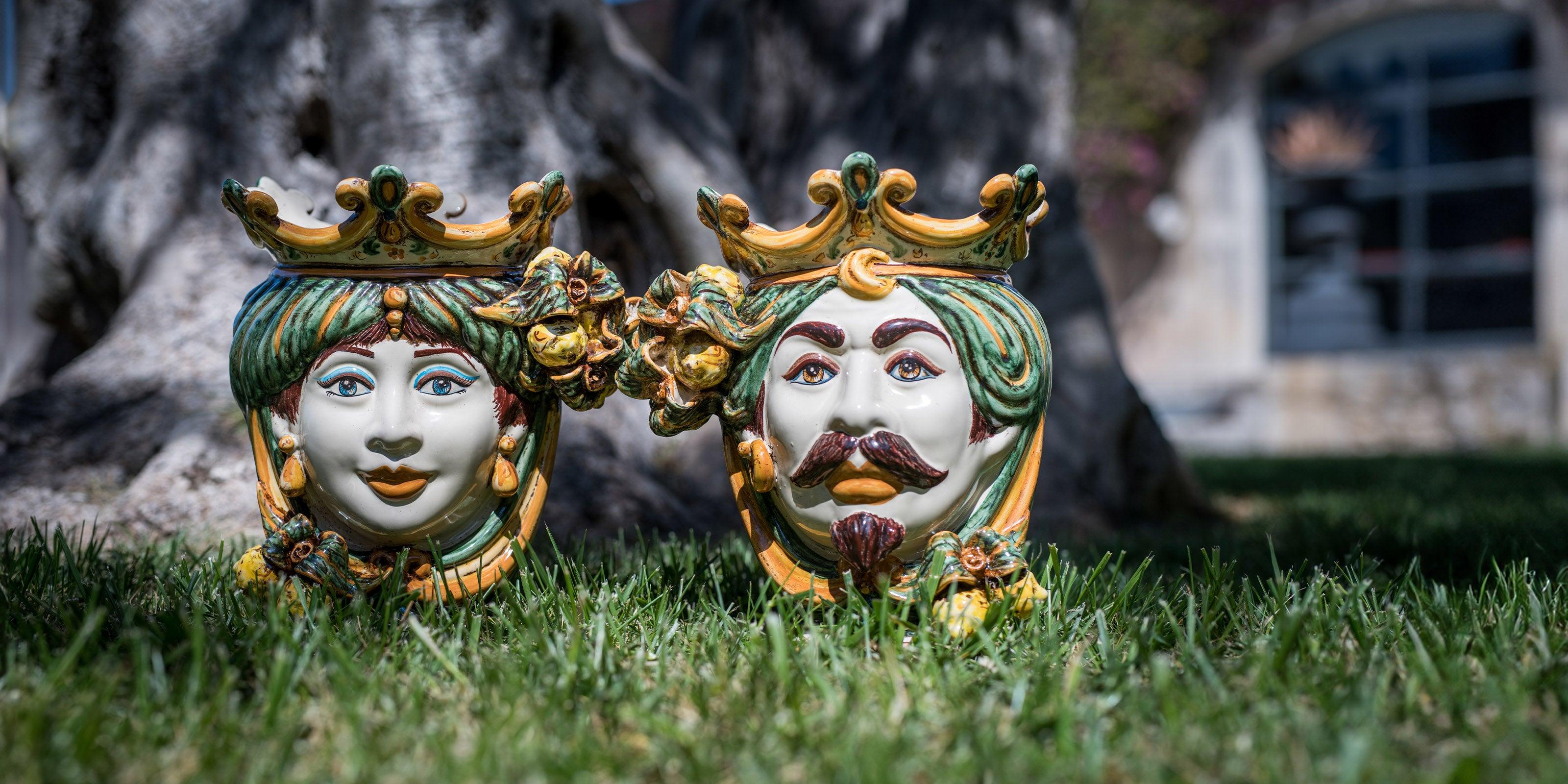 Teste di Moro in ceramica Caltagirone fatti a mano su prato, artigianato siciliano Sofia