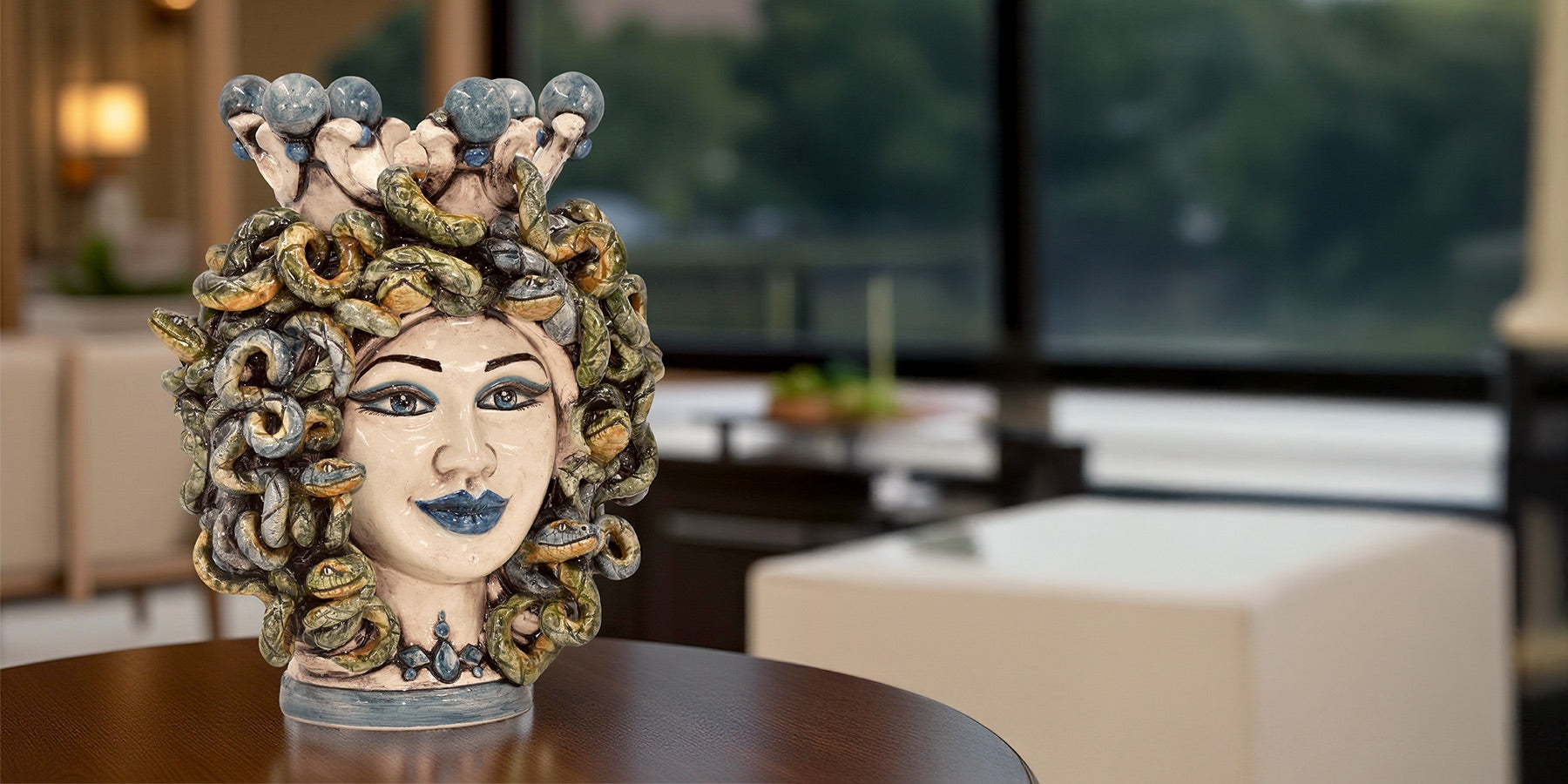 Testa di Medusa in ceramica Caltagirone fatti a mano su tavolo, design artigianale