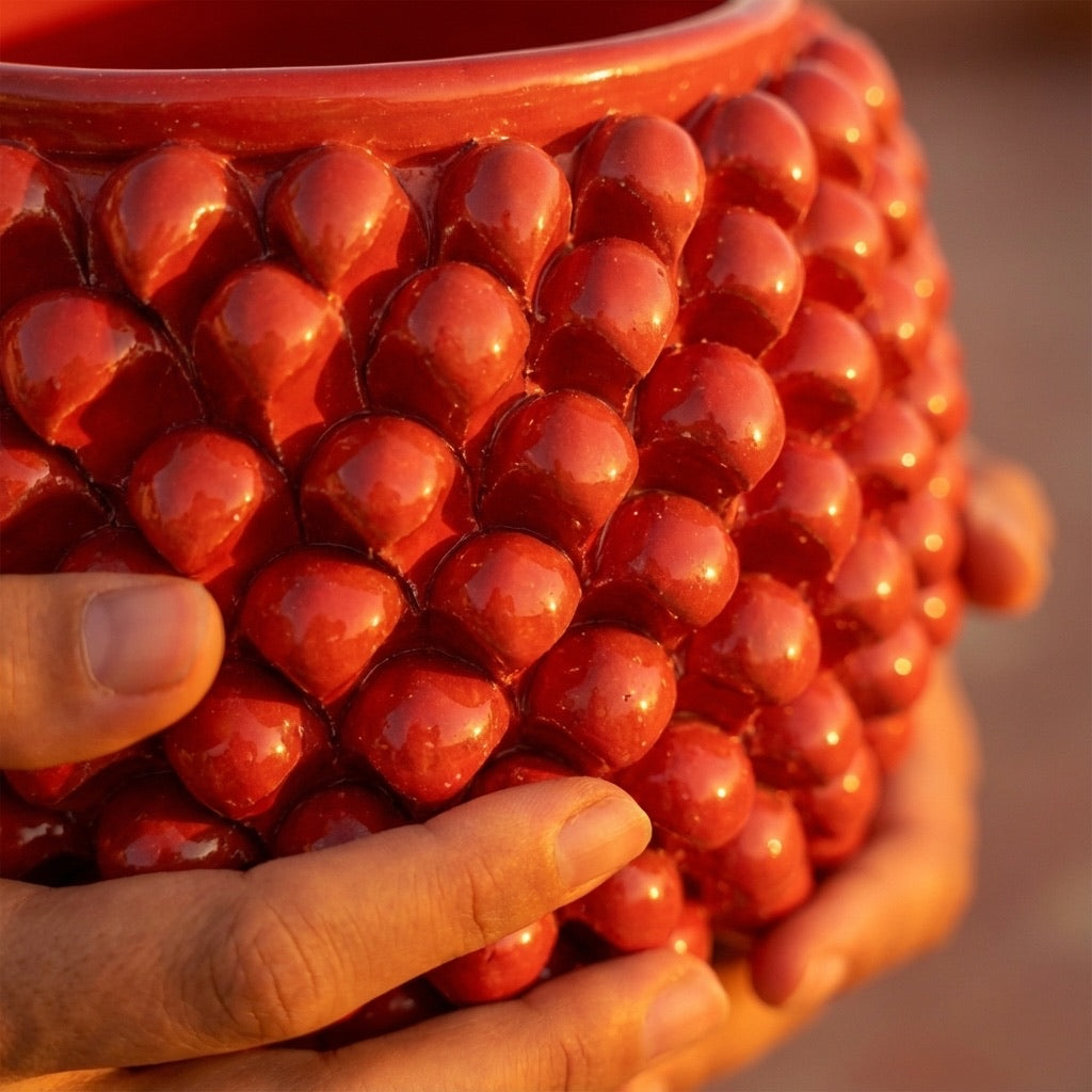 Vaso mezza pigna s/piede rosso fuoco in ceramica di Caltagirone