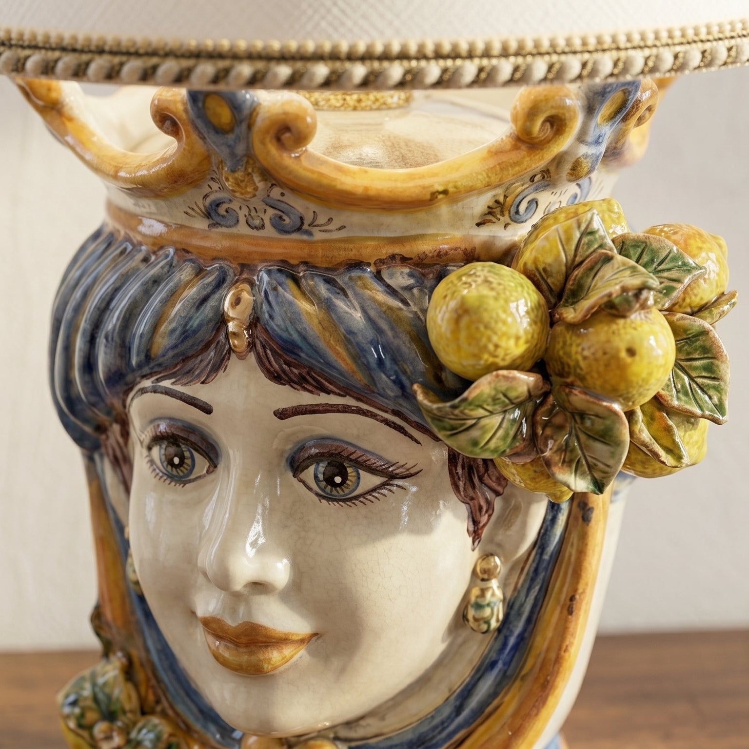 Testa di Moro Table Lamp with Lemons h 25 cm / 9¾" (total h 55 cm / 21¾") — Blue and Orange — Female