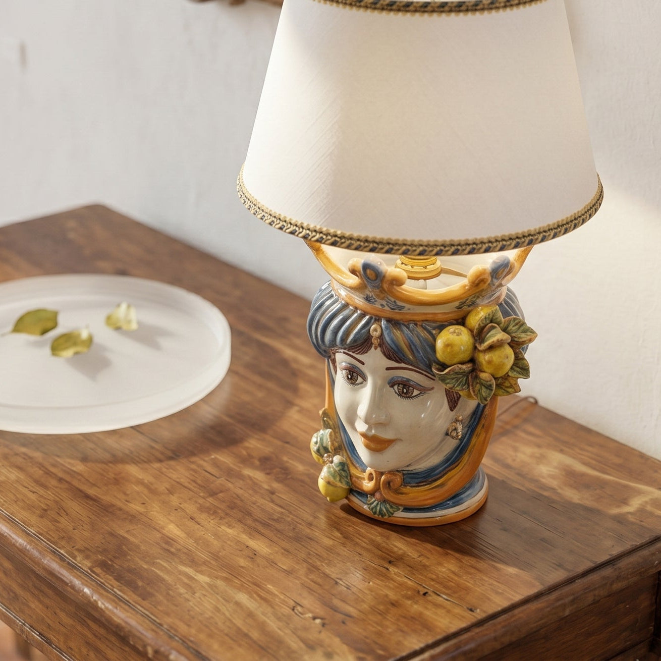 Testa di Moro Table Lamp with Lemons h 25 cm / 9¾" (total h 55 cm / 21¾") — Blue and Orange — Female