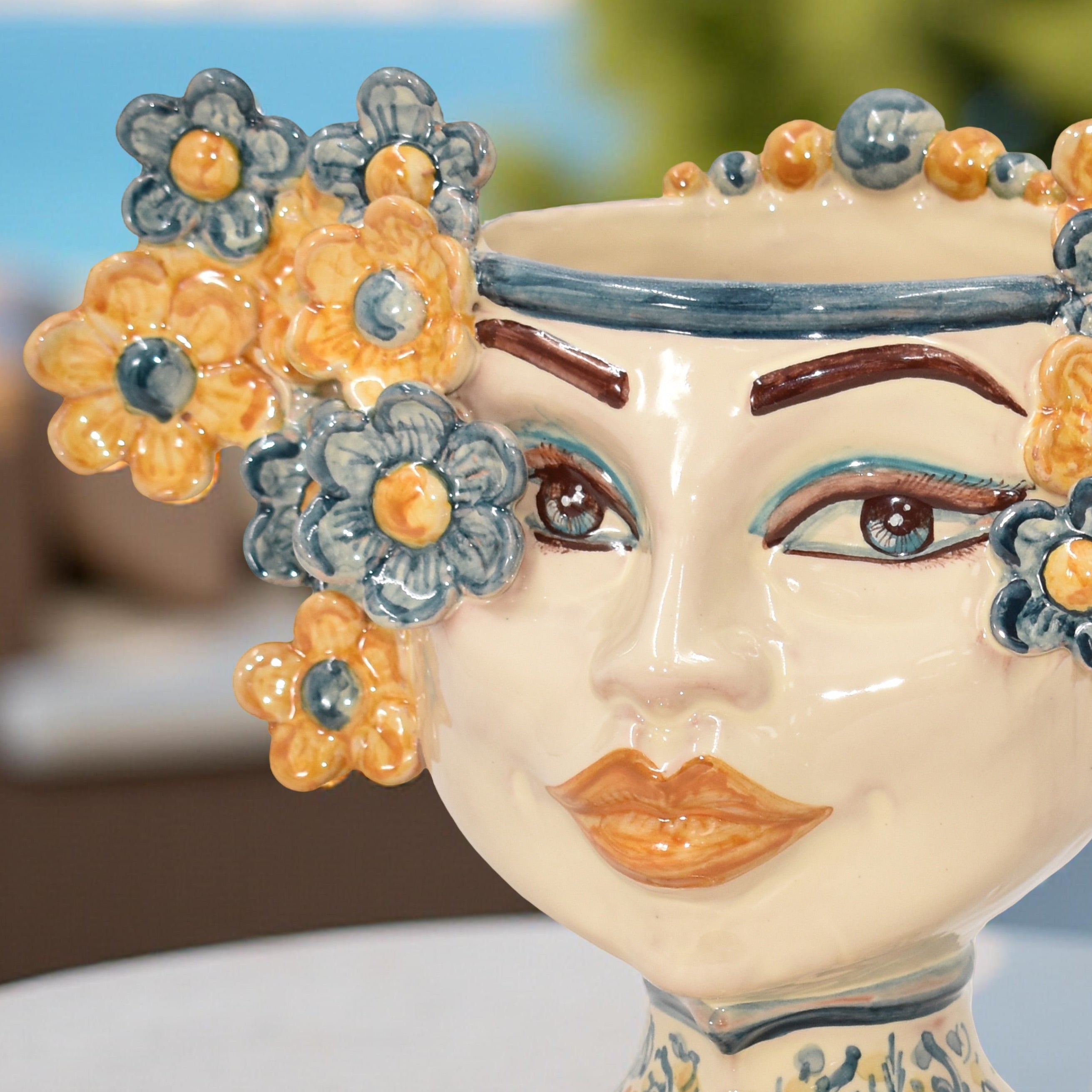 Dettaglio laterale Testa di Moro h 20 cm con fiori, decoro Sicily, ceramica artigianale Caltagirone