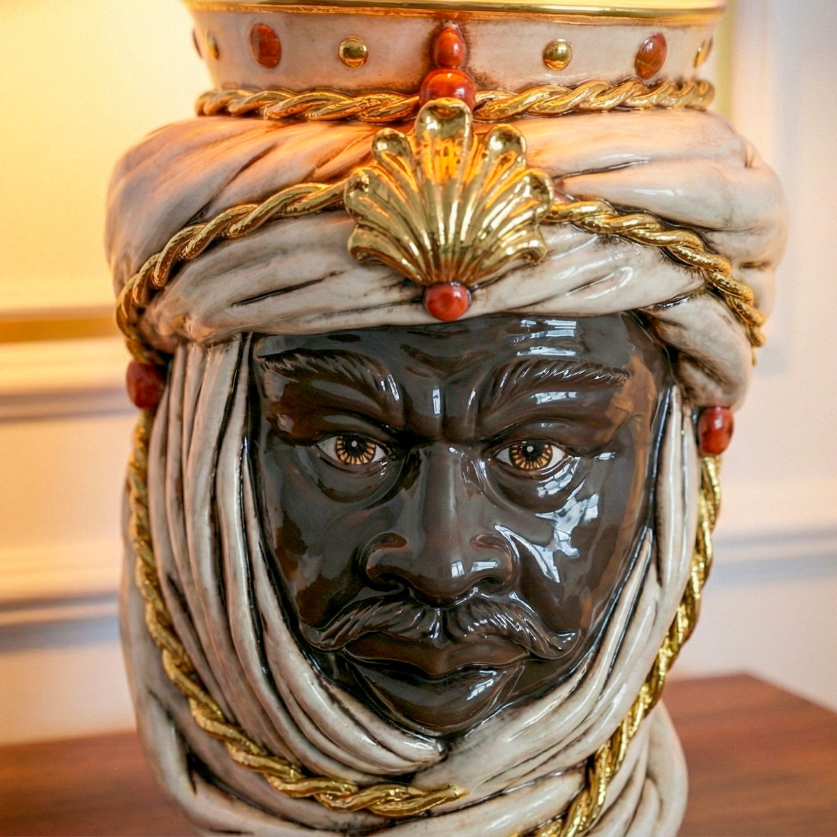Tuareg Head Lamp with Crown H 70 cm / 27½" (Ceramic H 40 cm / 15¾", Fabric Lampshade Ø 45 cm / 17¾"), Moro Male, Antique Mother of Pearl, Gold and Lustre – Testa di Moro from Caltagirone, Sicily