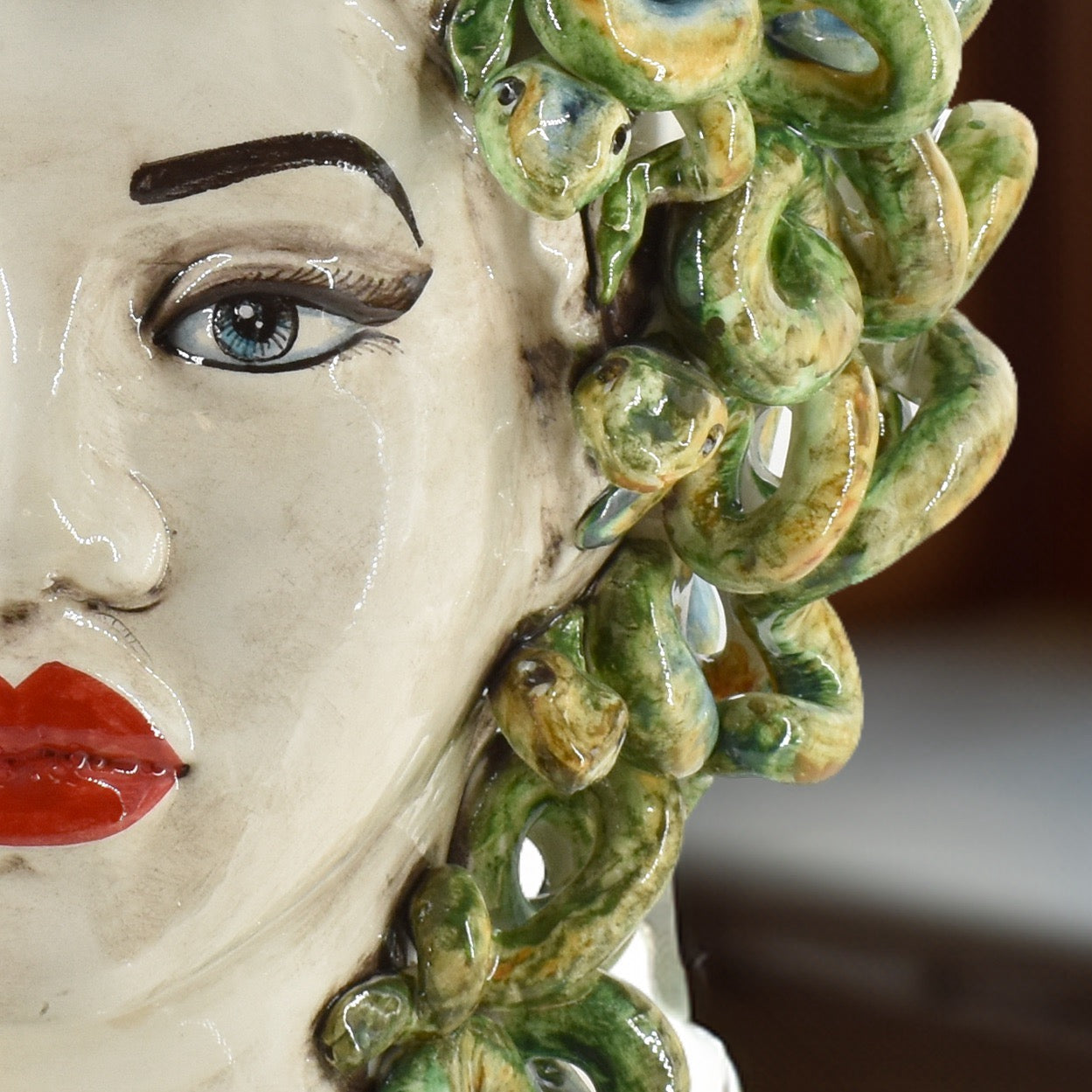 Medusa head h 45 colored mother of pearl red lips (rich model)