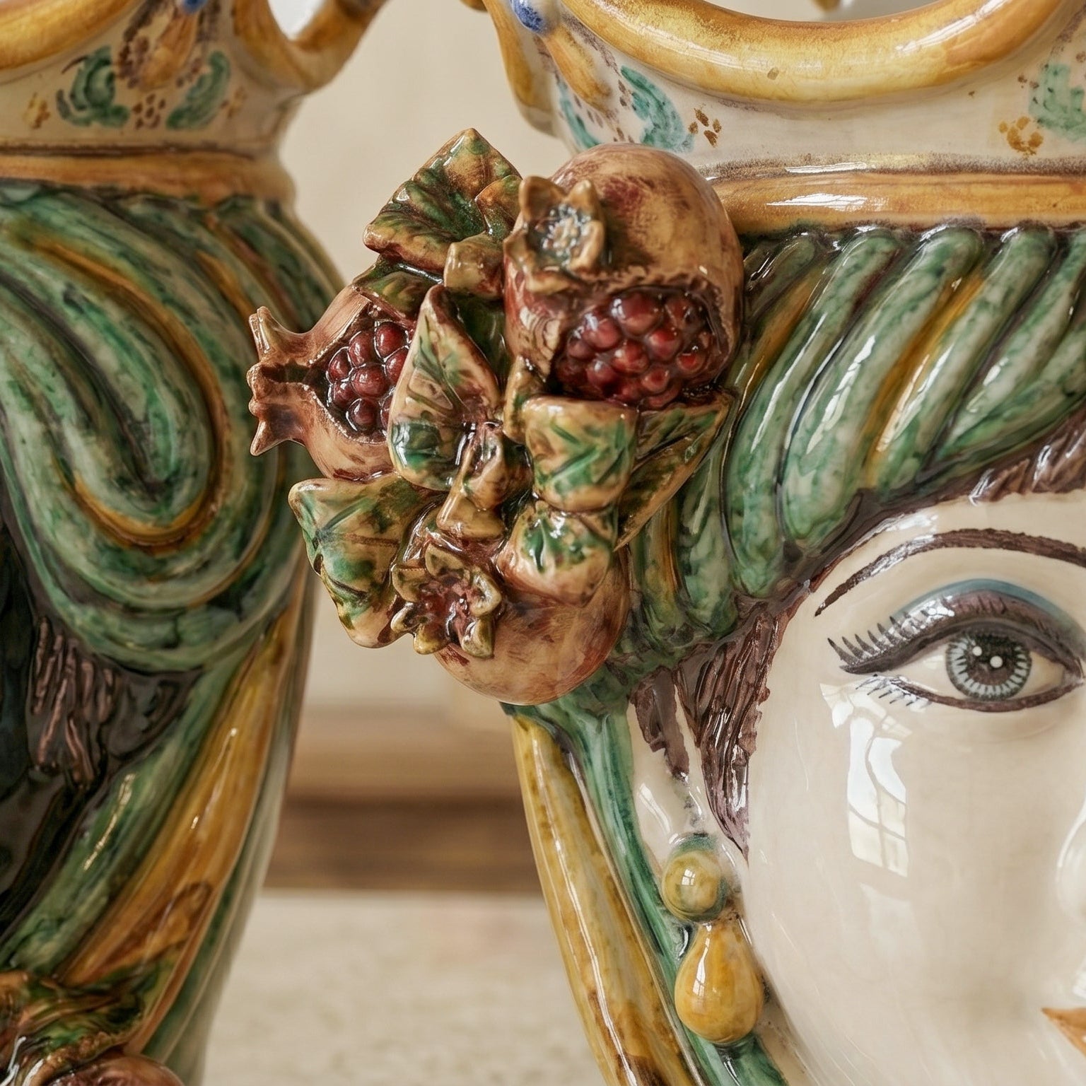 Ceramic Head with pomegranate h 25 green/orange female