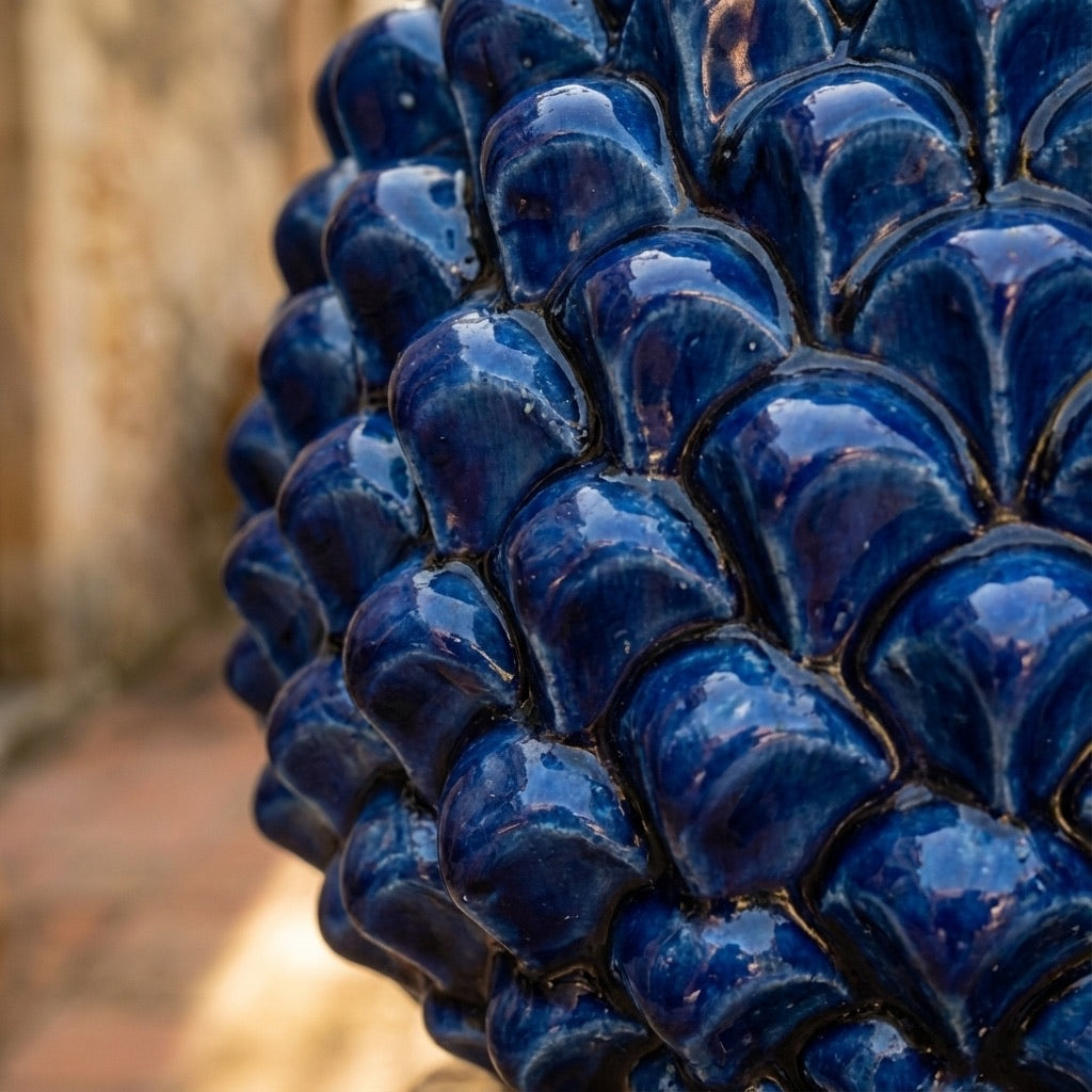 Vaso mezza pigna s/piede blu intenso in ceramica di Caltagirone
