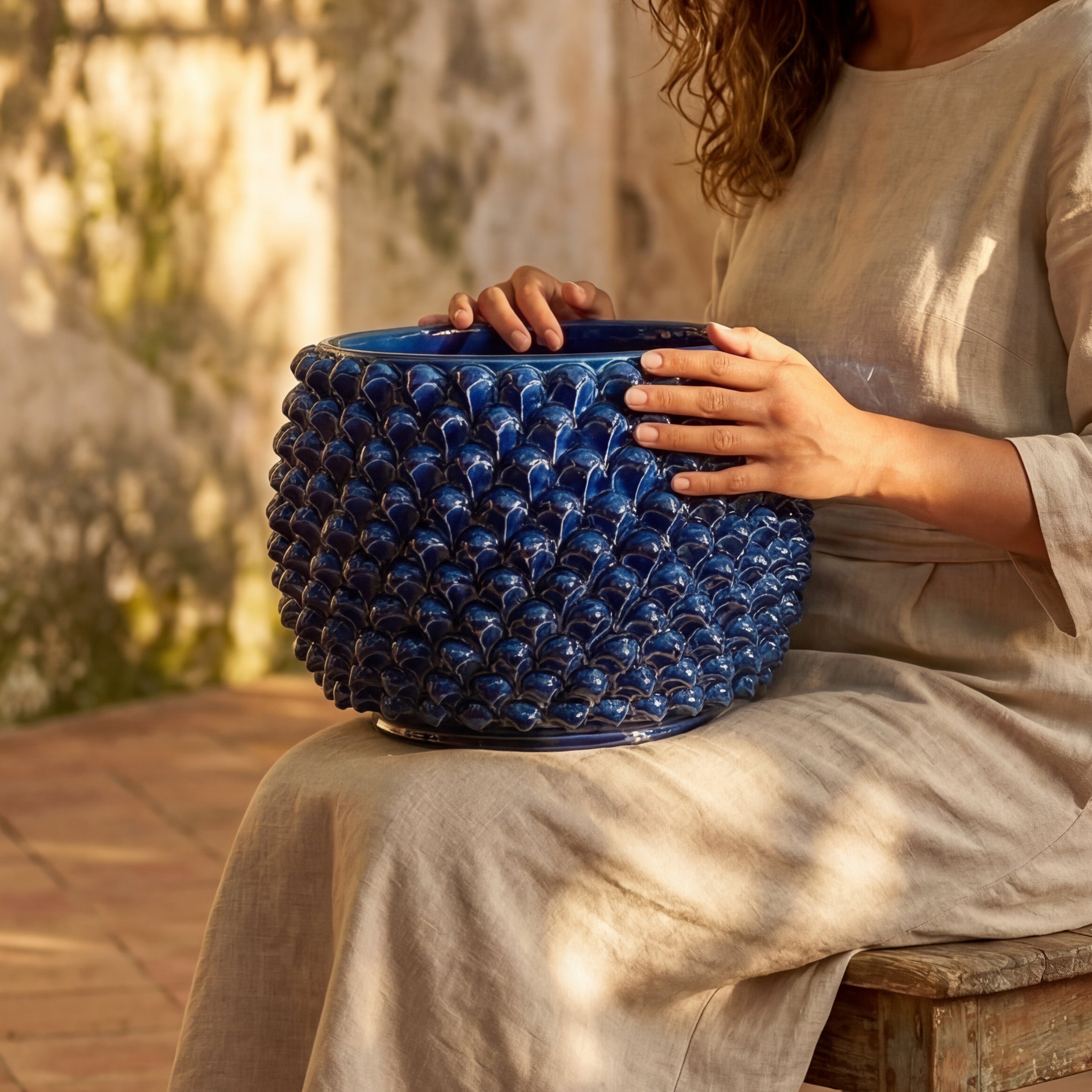 Vaso mezza pigna s/piede blu intenso in ceramica di Caltagirone