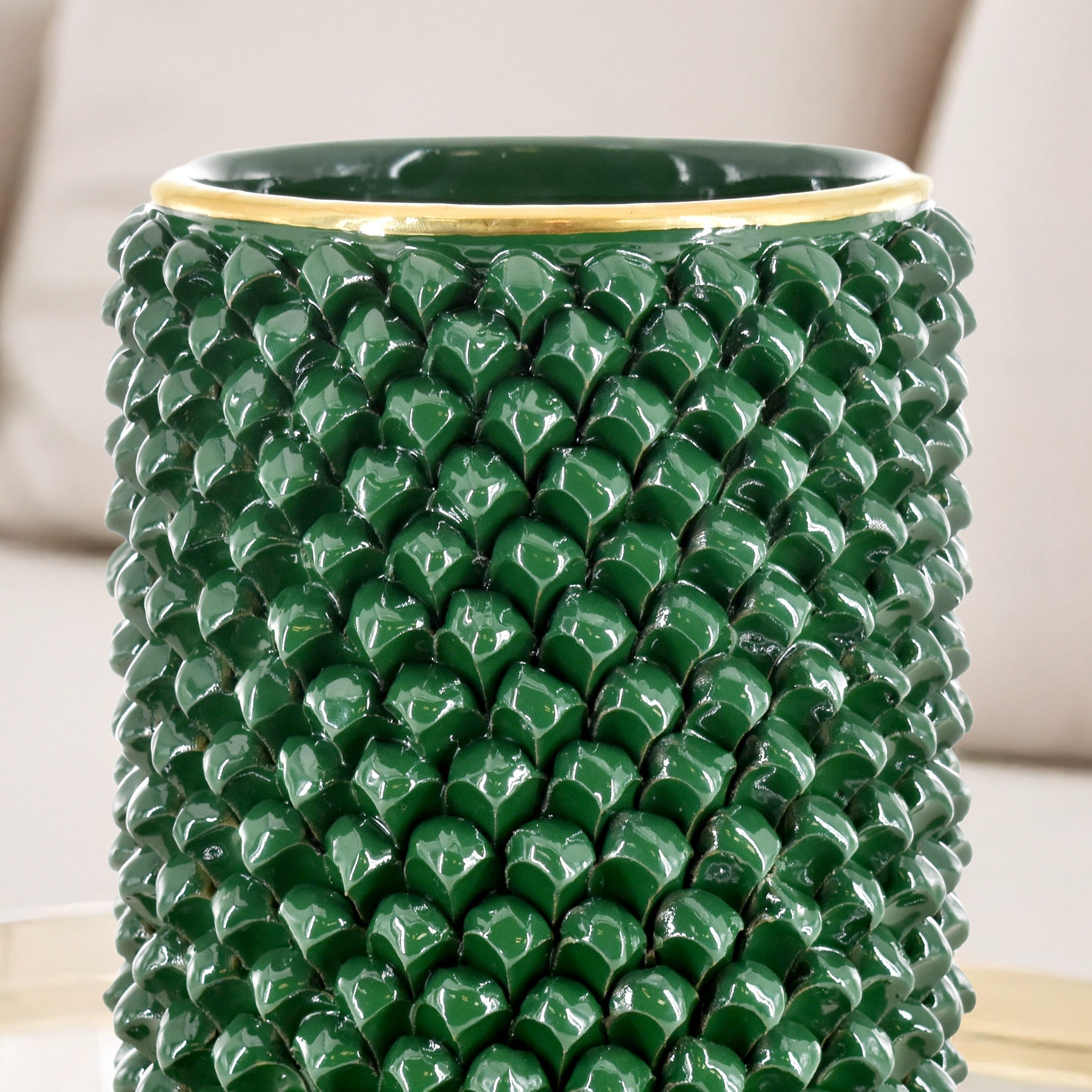 Vaso cilindro pigna modellata a mano in verde e oro