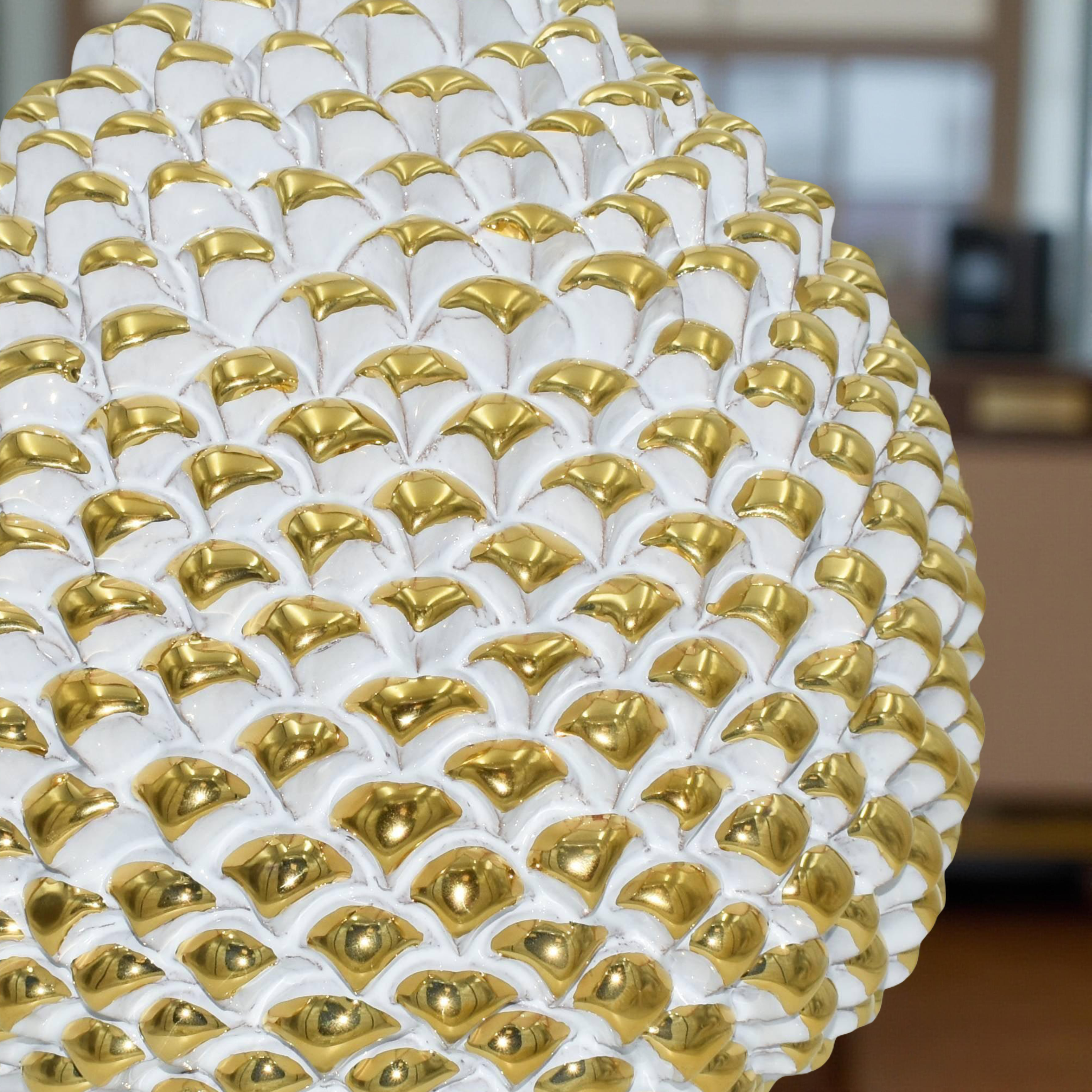 Hand-modeled pinecone from Caltagirone with pure gold, height 30 white gold