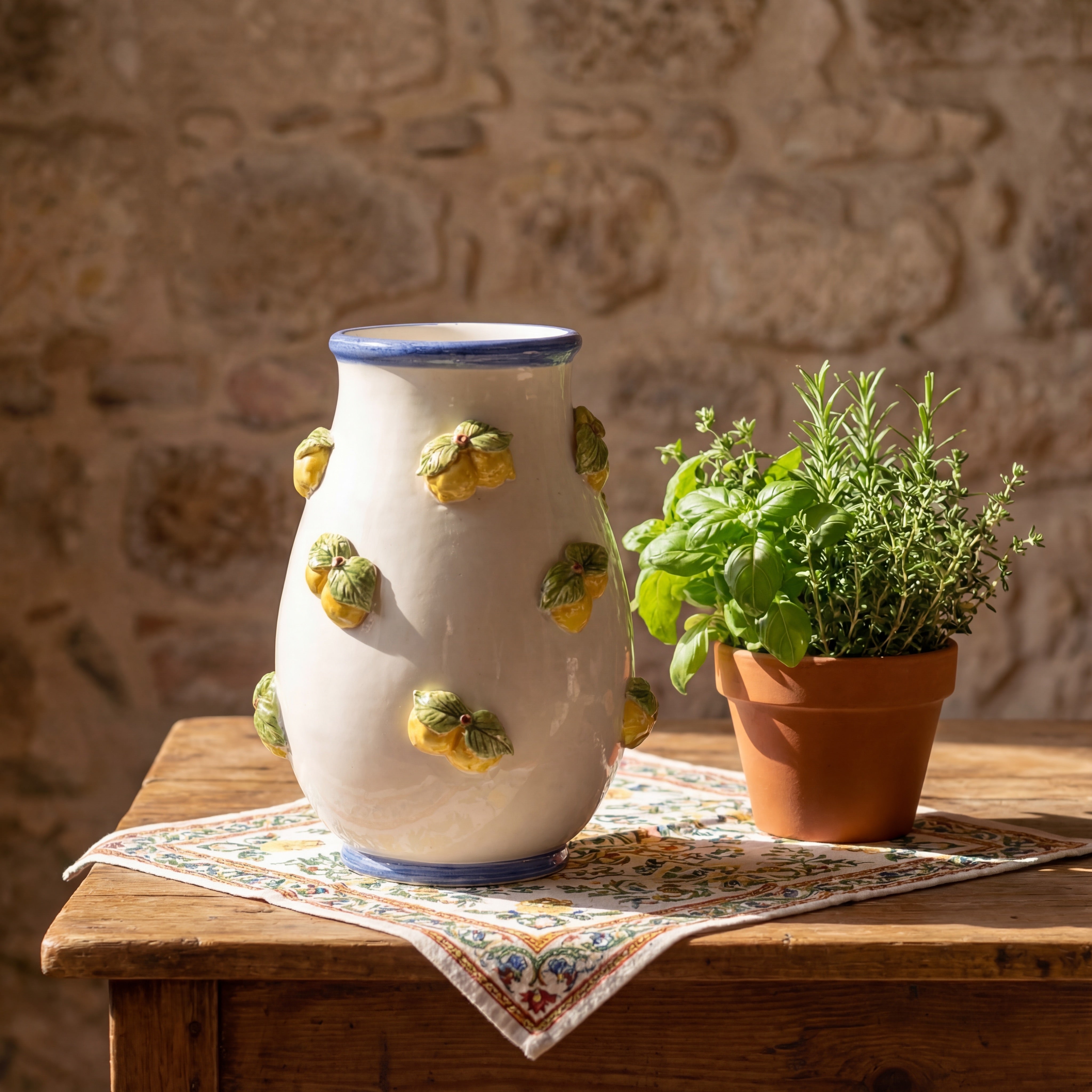 Vaso con limoni h 25 white and lemon in ceramica di Caltagirone