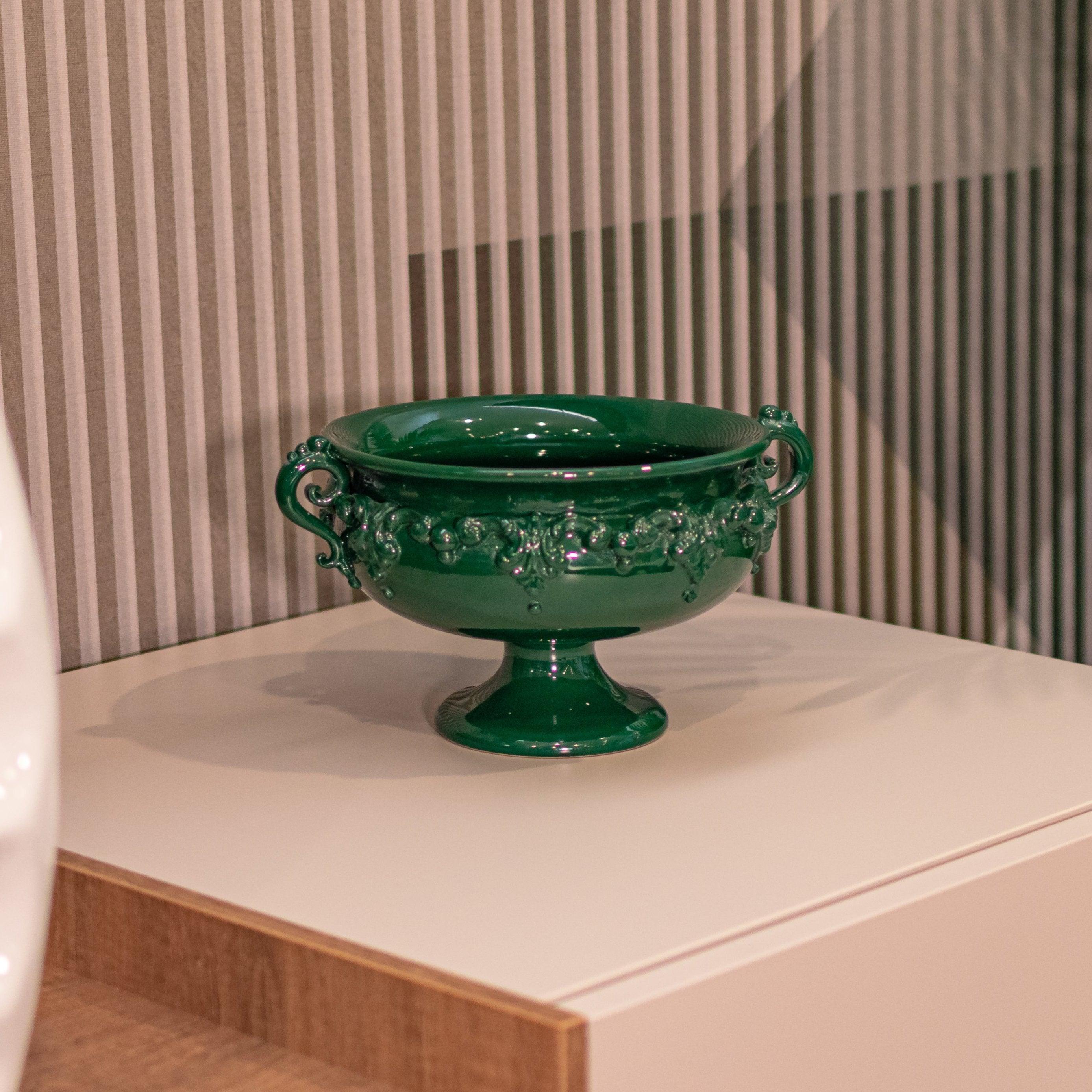 Alzata in ceramica verde antico, ceramiche Caltagirone fatti a mano su mobile moderno