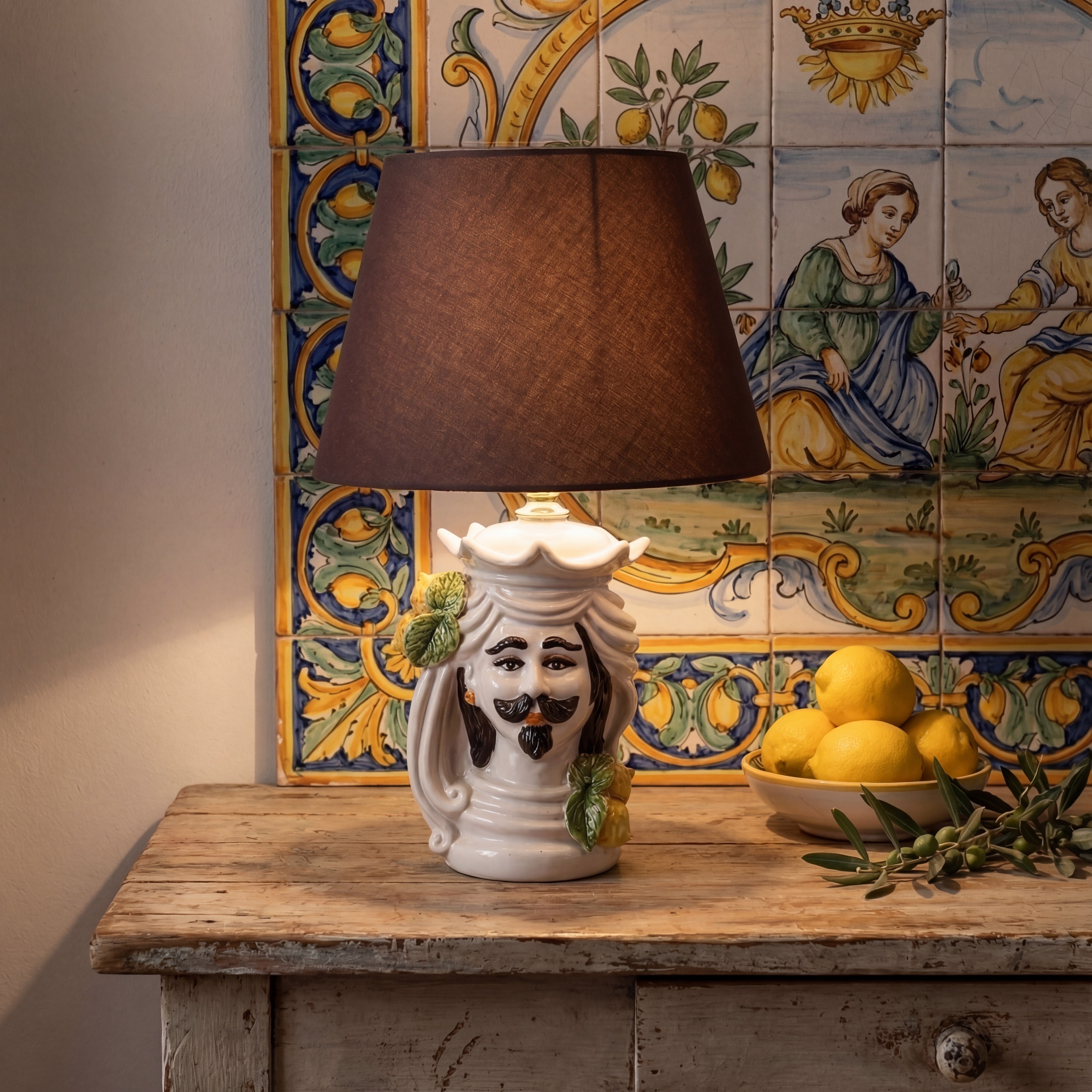 Lume a testa di moro h 15 c/espressione White and Lemon (h35 c/paralume Ø20) - Ceramiche di Caltagirone Sofia