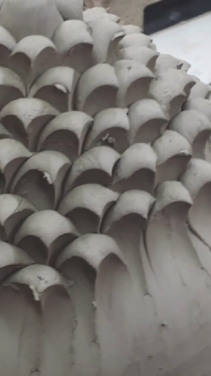 Lavorazione della pigna in ceramica di Caltagirone interamente fatta a mano