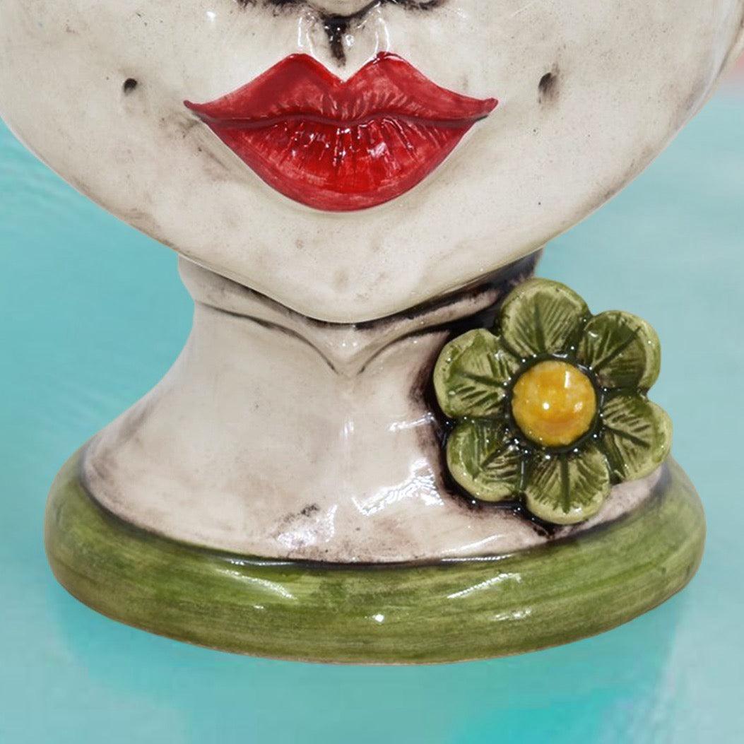 Testa h 20 c/fiori c/espressione labbra rosse madreperla colorato verde/giallo femmina - Ceramiche di Caltagirone Sofia