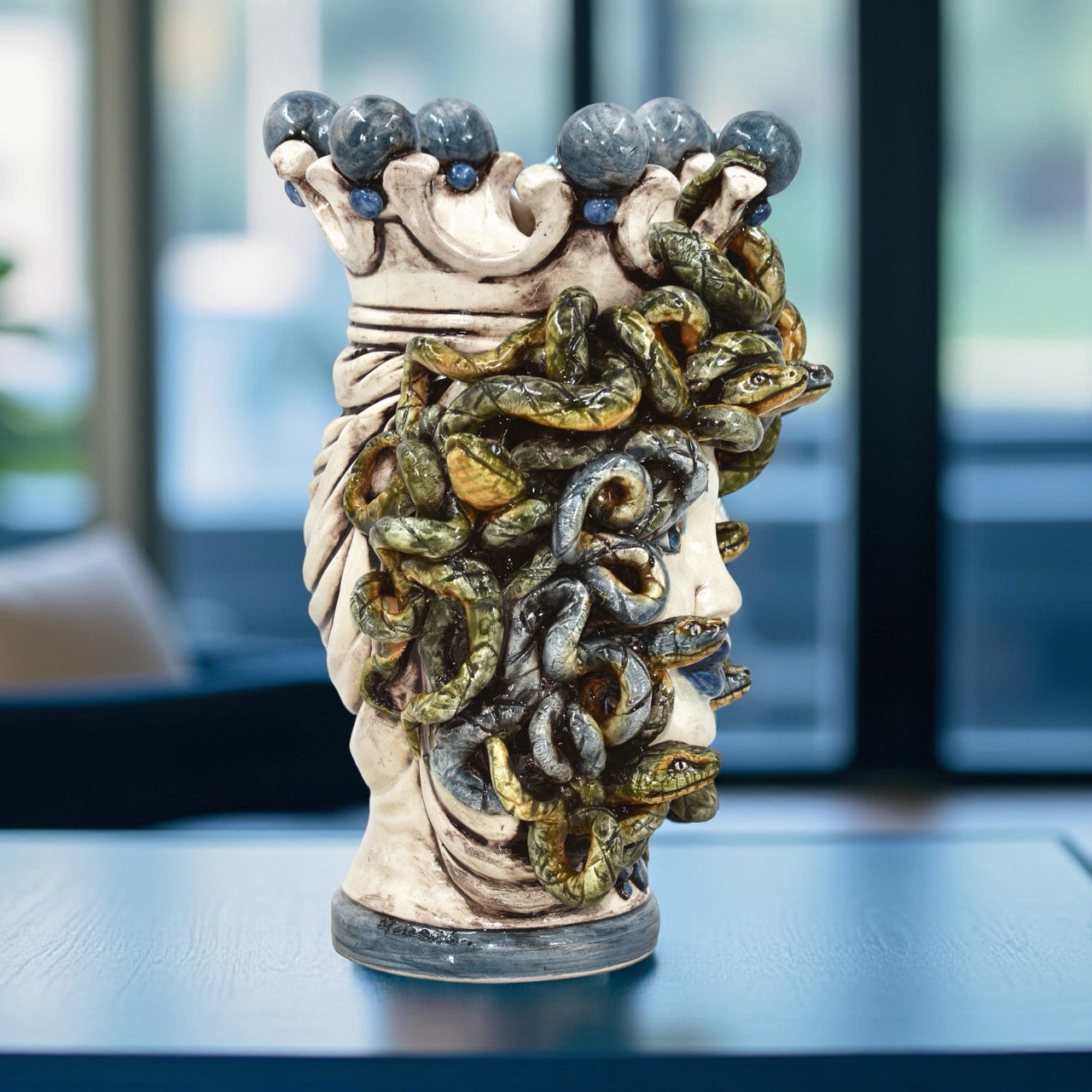 Testa h 25 turbante medusa madreperla colorato perline blu - Ceramiche di Caltagirone Sofia