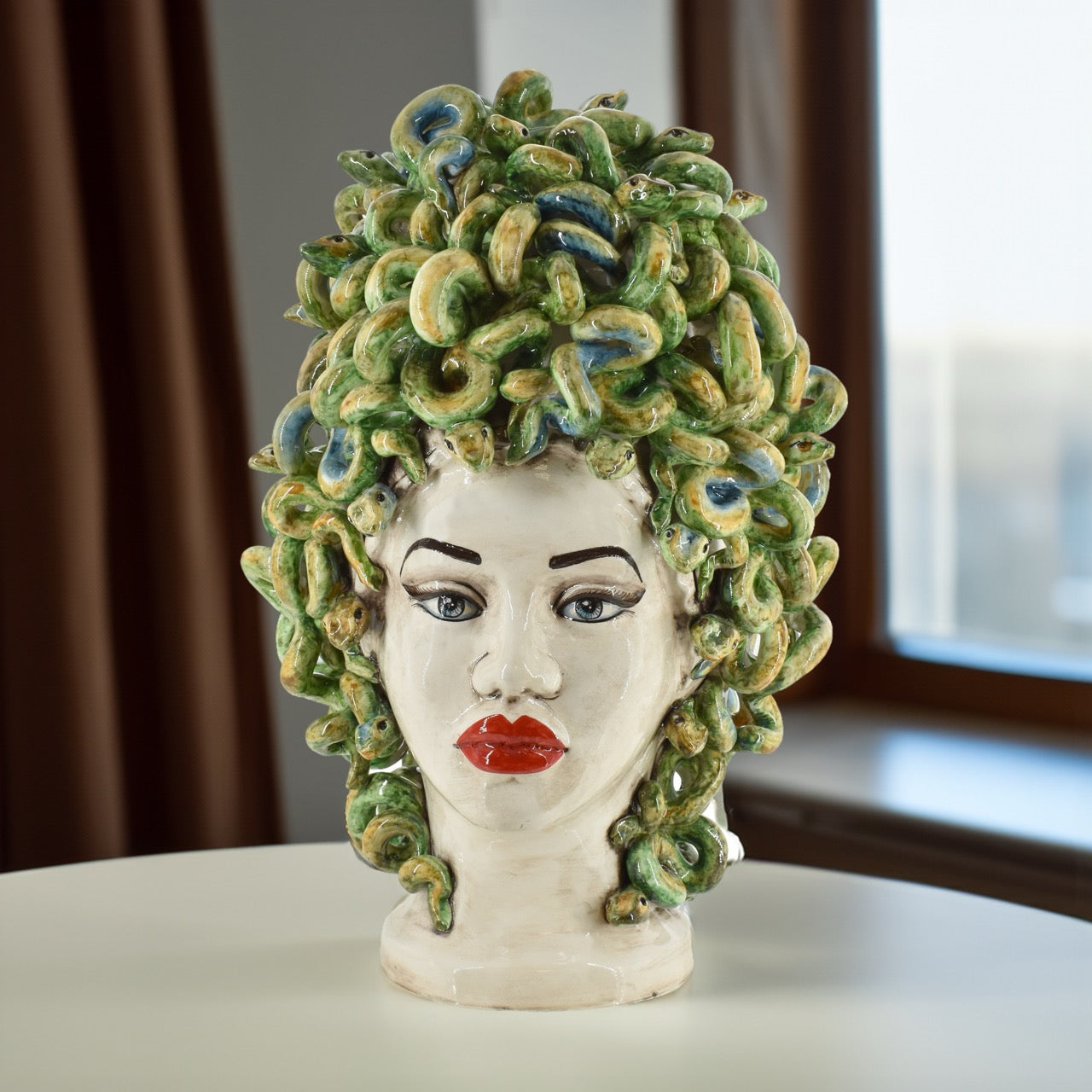 Testa Medusa h 45 madreperla colorato labbra rosse (mod. ricca) - Ceramiche di Caltagirone Sofia