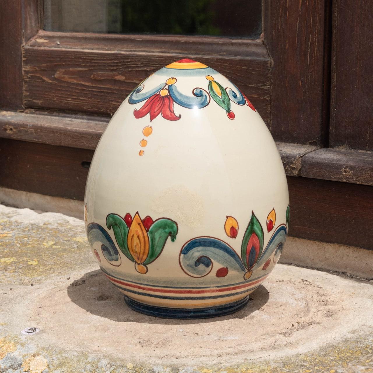 Uovo in ceramica di Caltagirone decorato a mano, stile tradizionale siciliano.