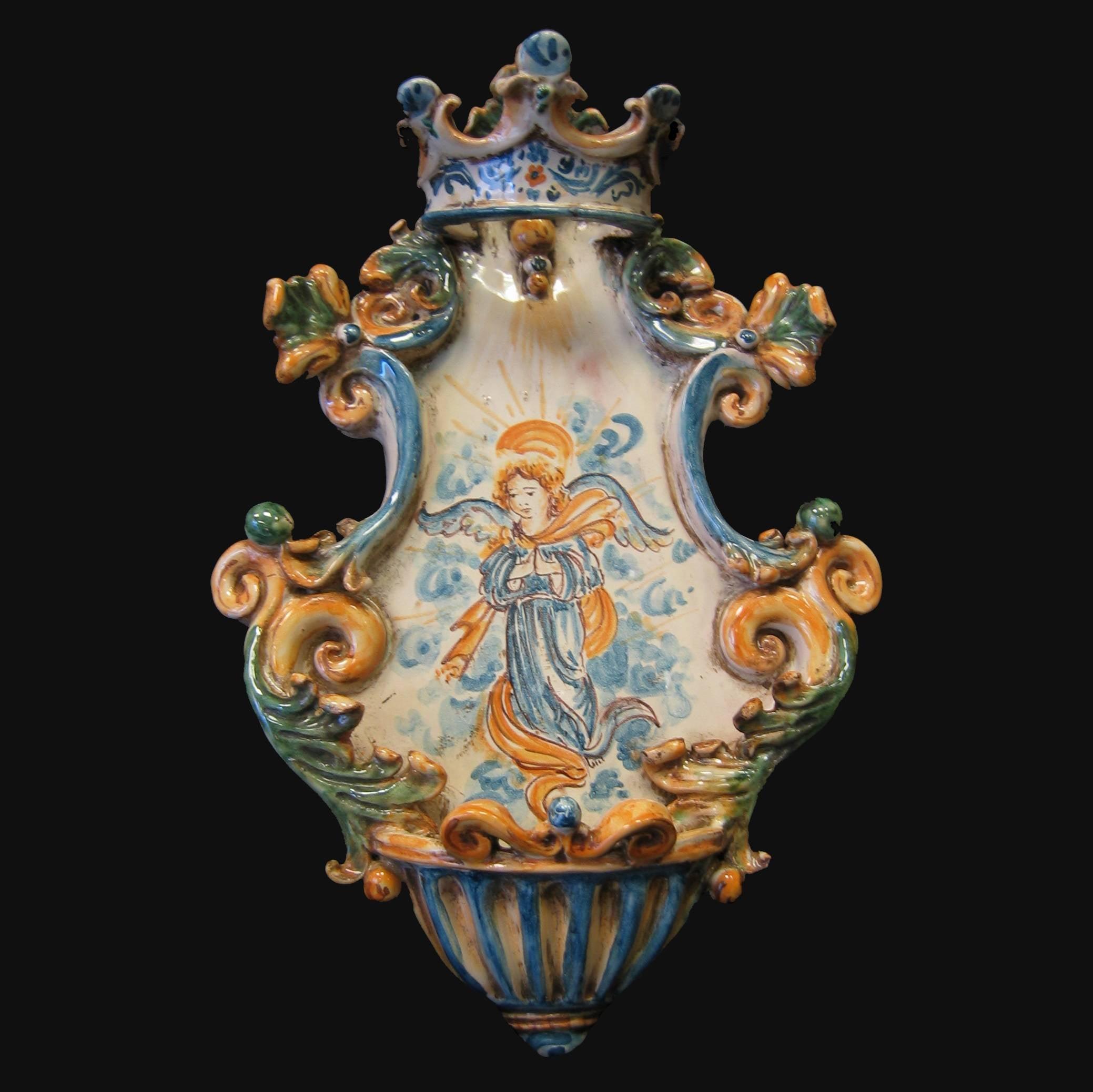 Acquasantiera media appl 19x30 angelo in piedi tricolore - Ceramiche di Caltagirone Sofia