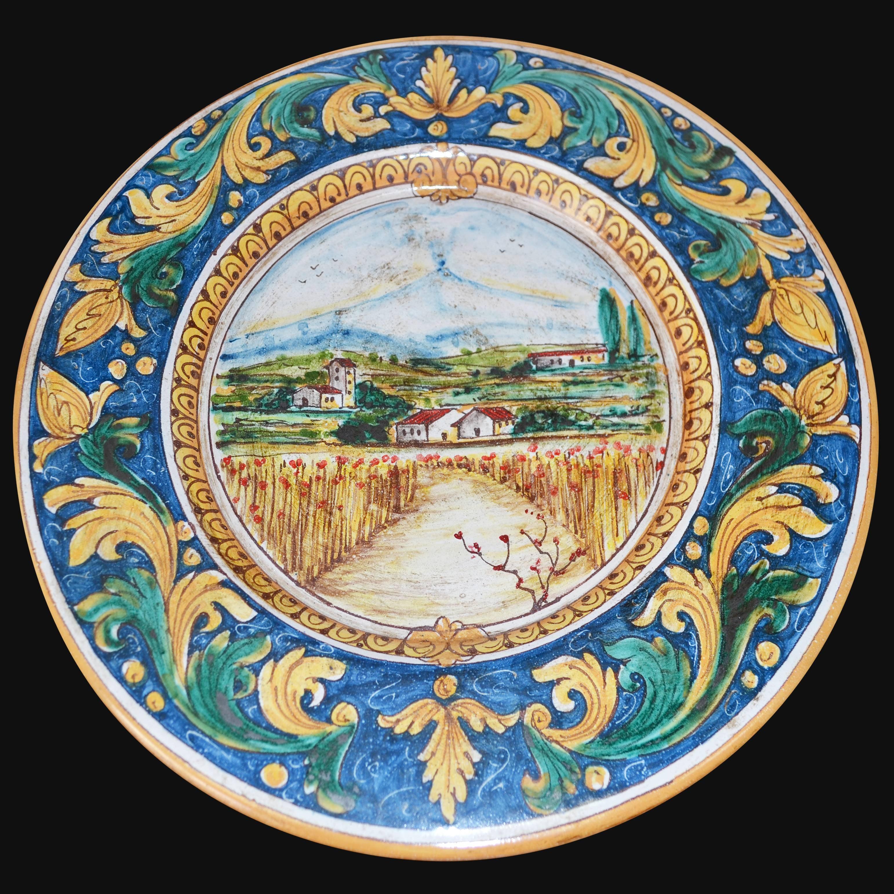 Piatto cap. prete Ø 35/40 con paesaggio etna frumento ornato calatino in ceramica artigianale di Caltagirone.