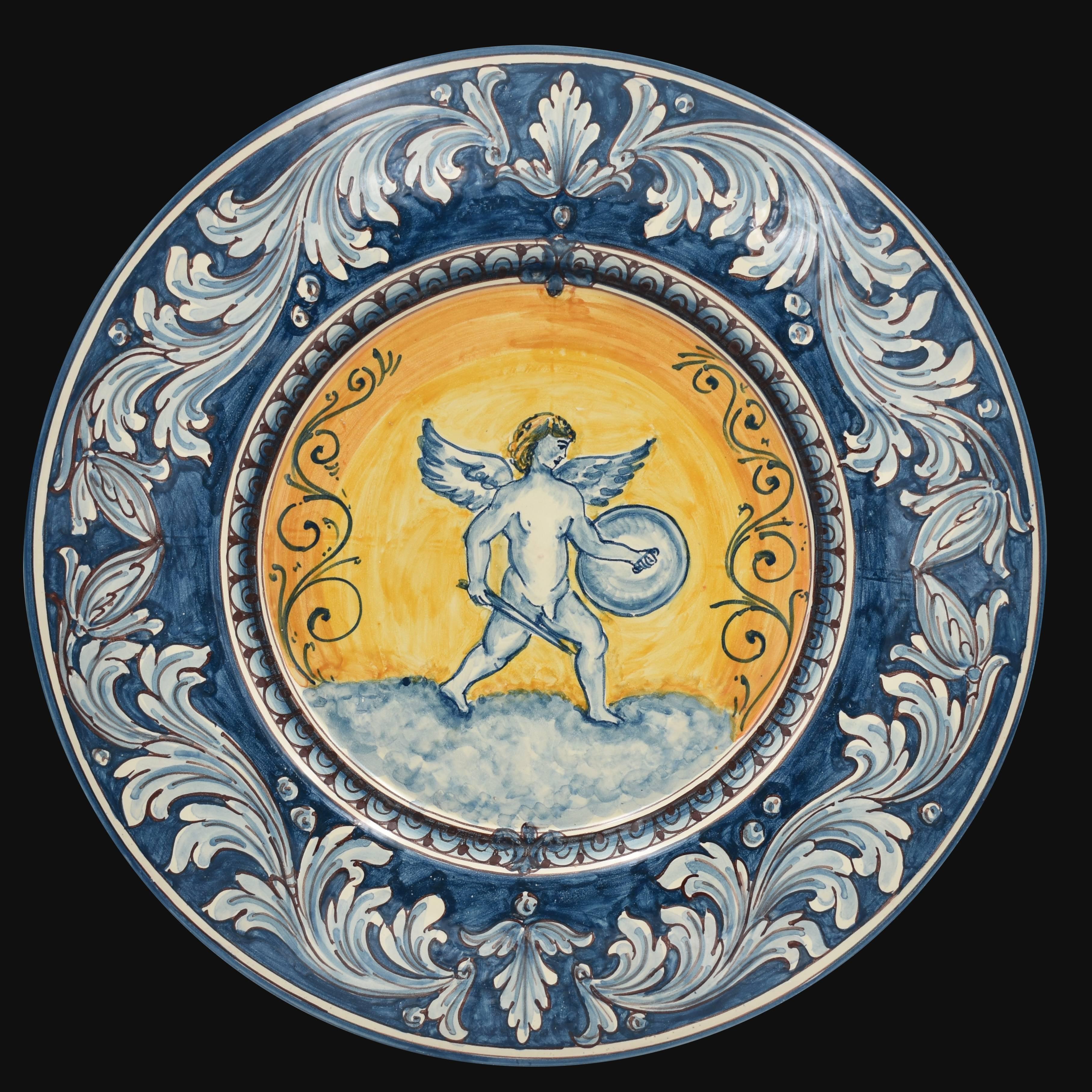 Piatto cap. prete Ø 40 con soldato angelico ornato fondo blu in ceramica di Caltagirone