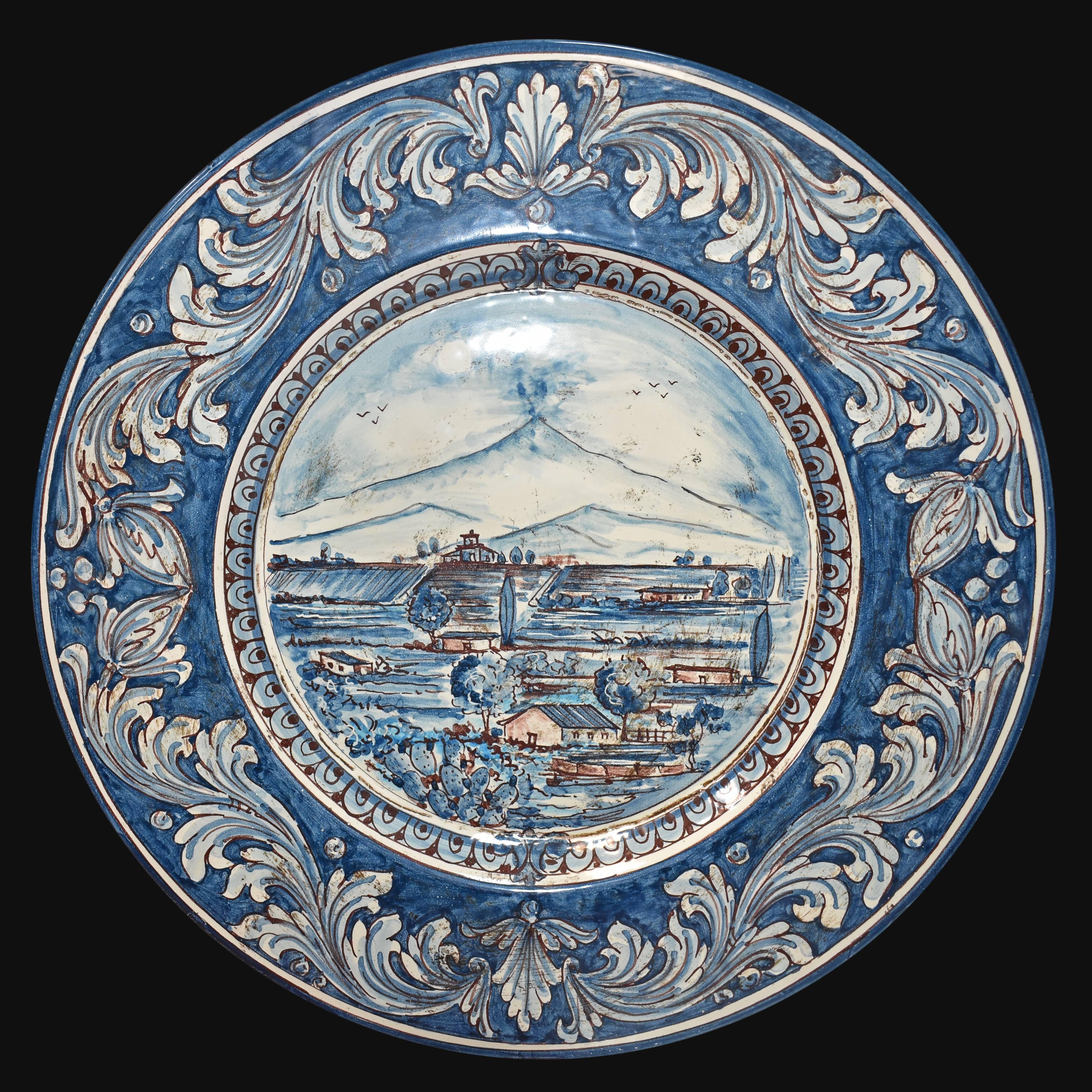 Piatto cappello prete Ø 35/40 con paesaggio Etna ornato mono blu in ceramica di Caltagirone