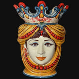 Ceramiche di Caltagirone fatti a mano, testa femminile con corona e decori colorati, arte tradizionale siciliana